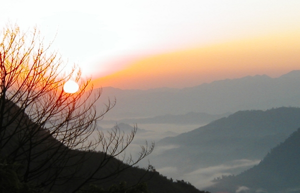 Guat-Sunrise-2.jpg (138916 bytes)