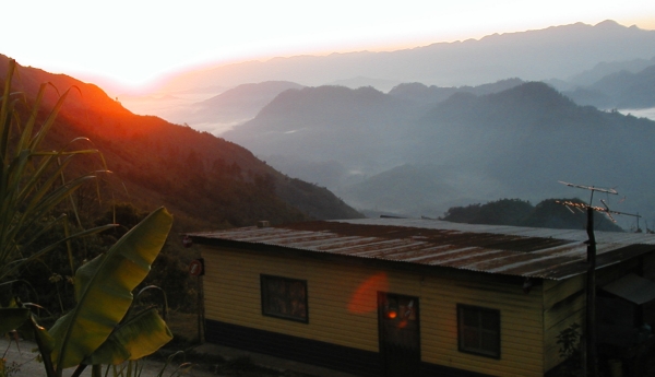 Guat-Sunrise-3.jpg (125725 bytes)