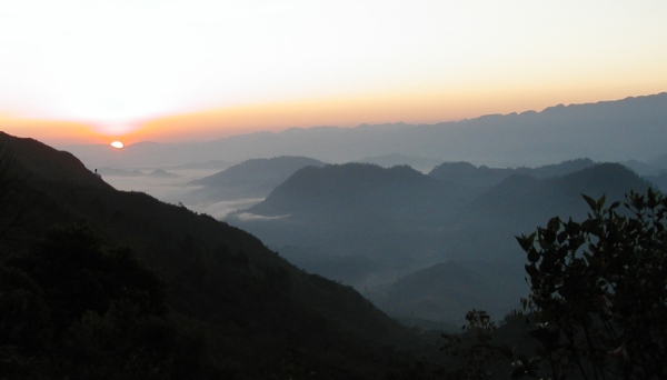 Guat-Sunrise.jpg (102526 bytes)